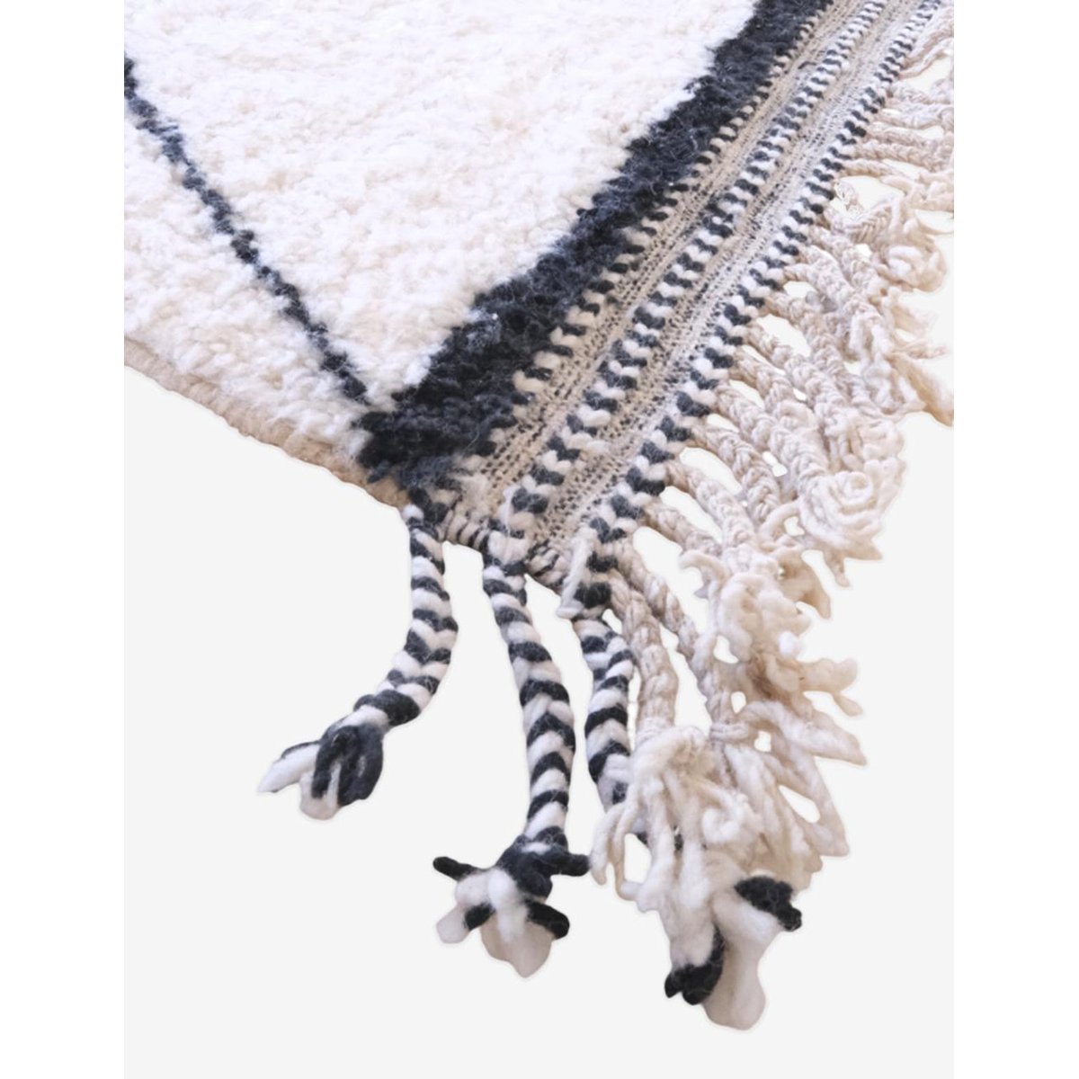 Tapis berbère sobre et graphique noué main en laine 260 x 352 cm blanc pur, AFK LIVING
