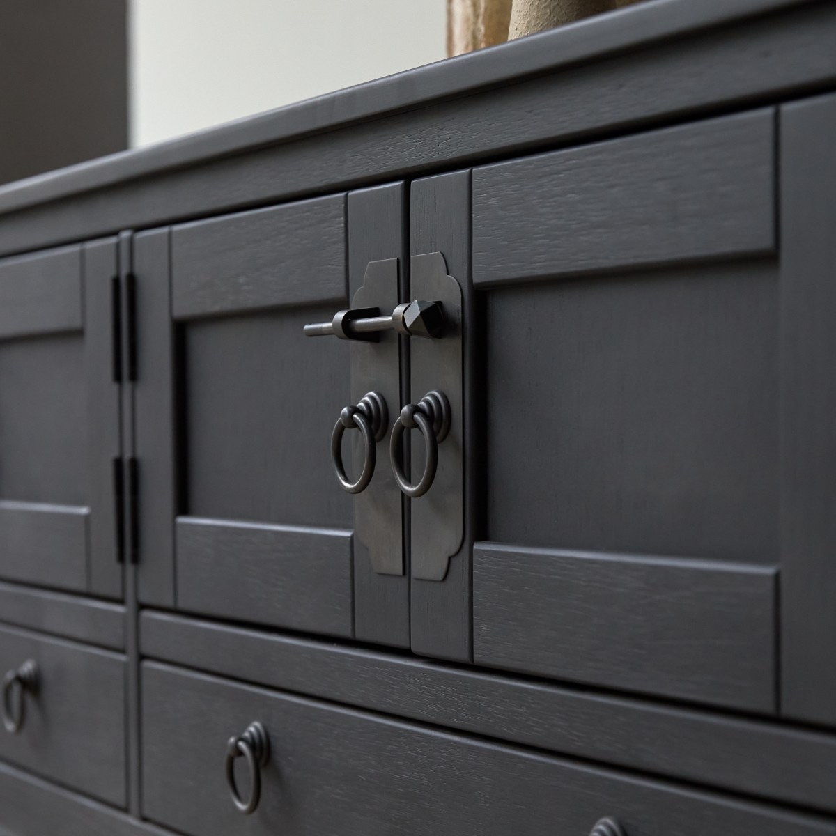 Meuble Hi-FI, TV en Pin massif, THAKI BLACK noir, TIKAMOON