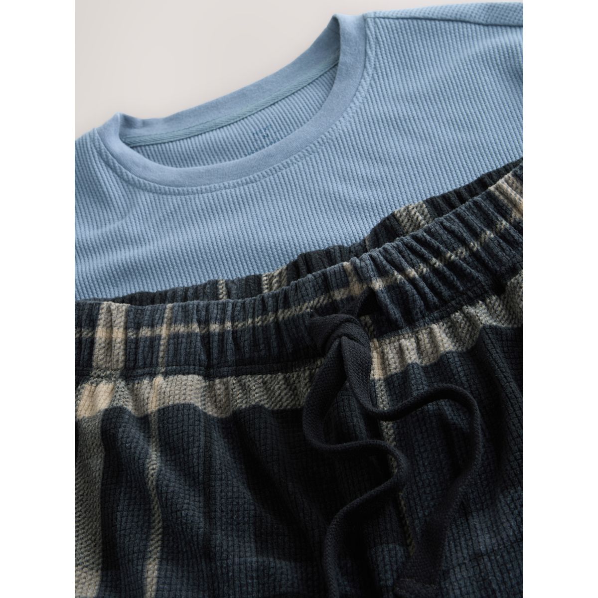 Pyjama texturé à chevilles serrées motionflex carreaux noirs, NEXT