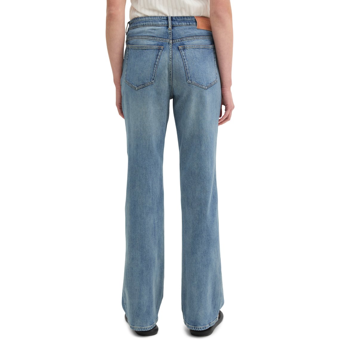 Jeans modèle Kiruna flared en mélange de coton organique et de lyocell stretch bleu clair, MARC O'POLO