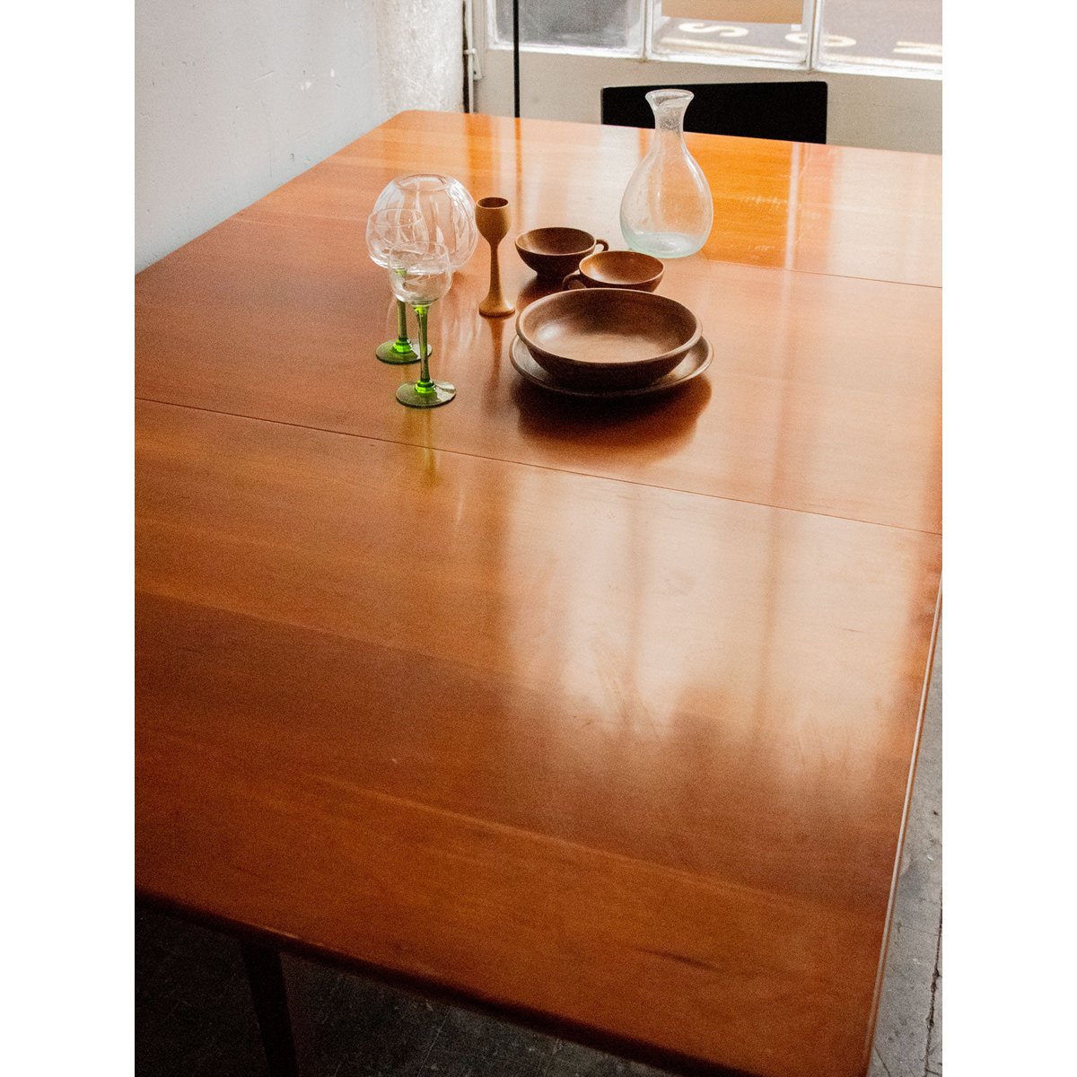 Table à manger en bois de cerisier Karla N°1045 - Bon état bois foncé, DEBONGOUT