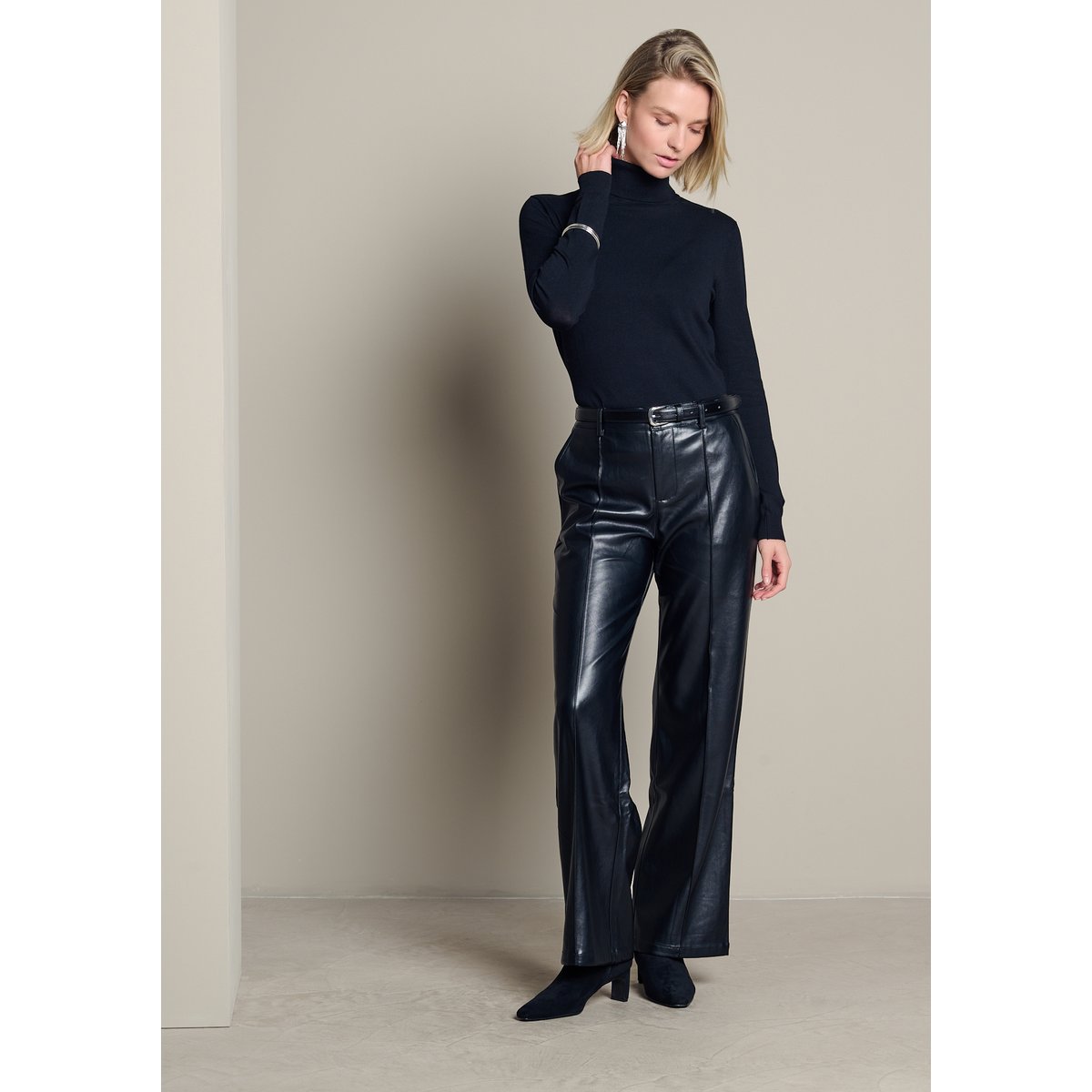 Pull col roulé en viscose noir, LOLALIZA