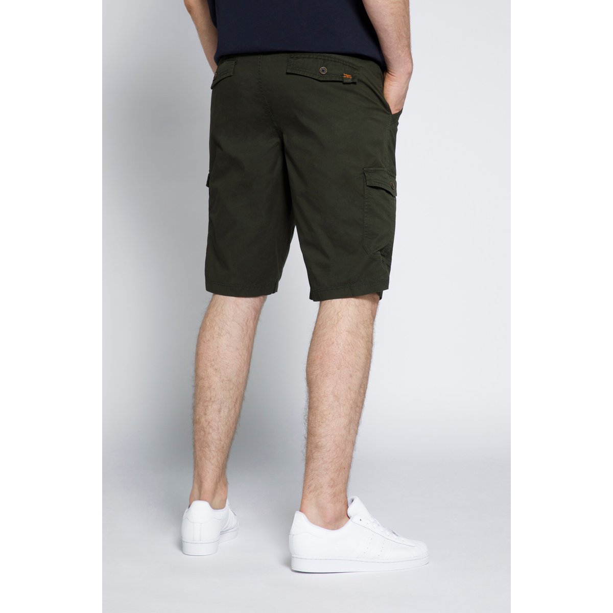 Bermuda cargo, 6 poches olive foncé, STHUGE