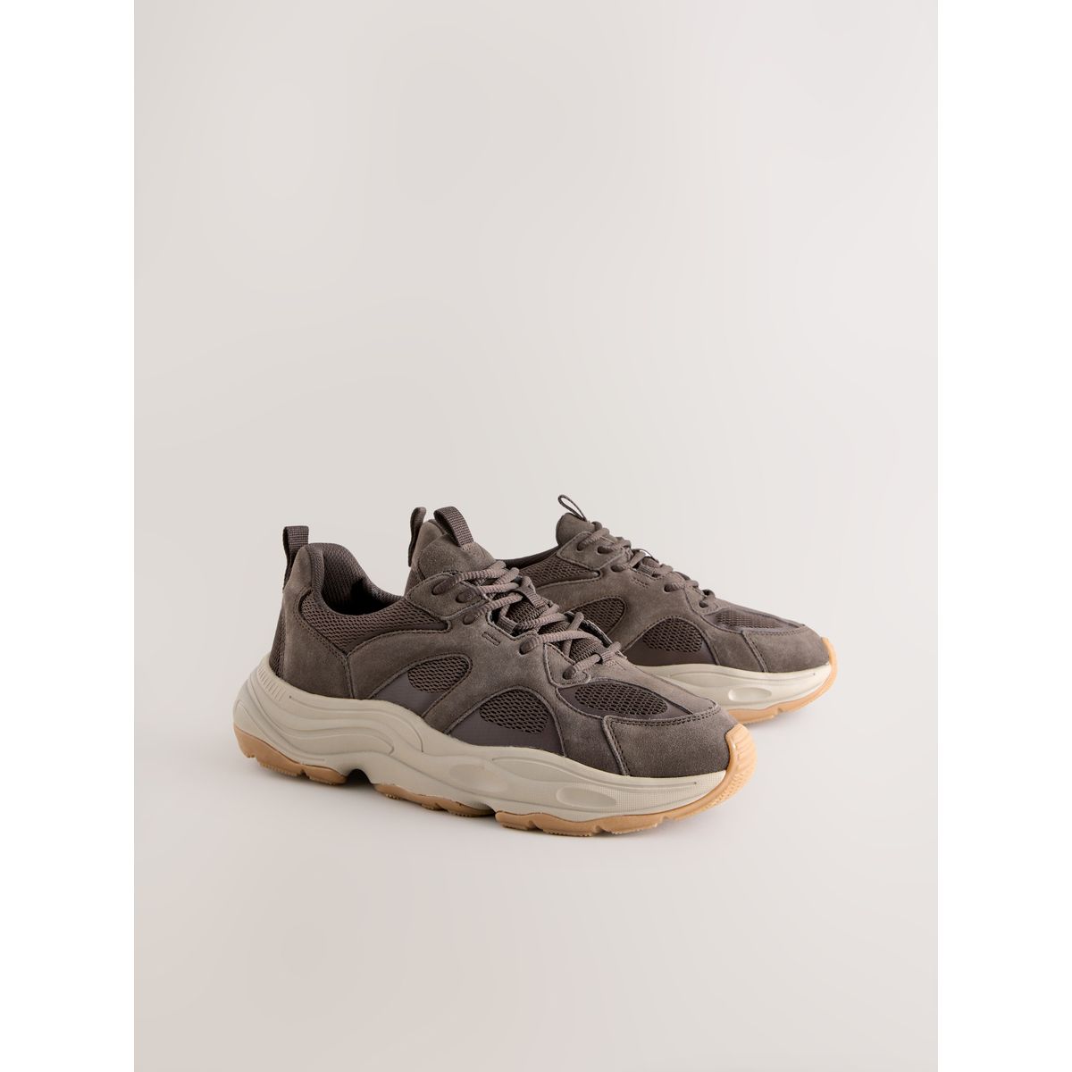 Baskets en daim à liseré marron, NEXT