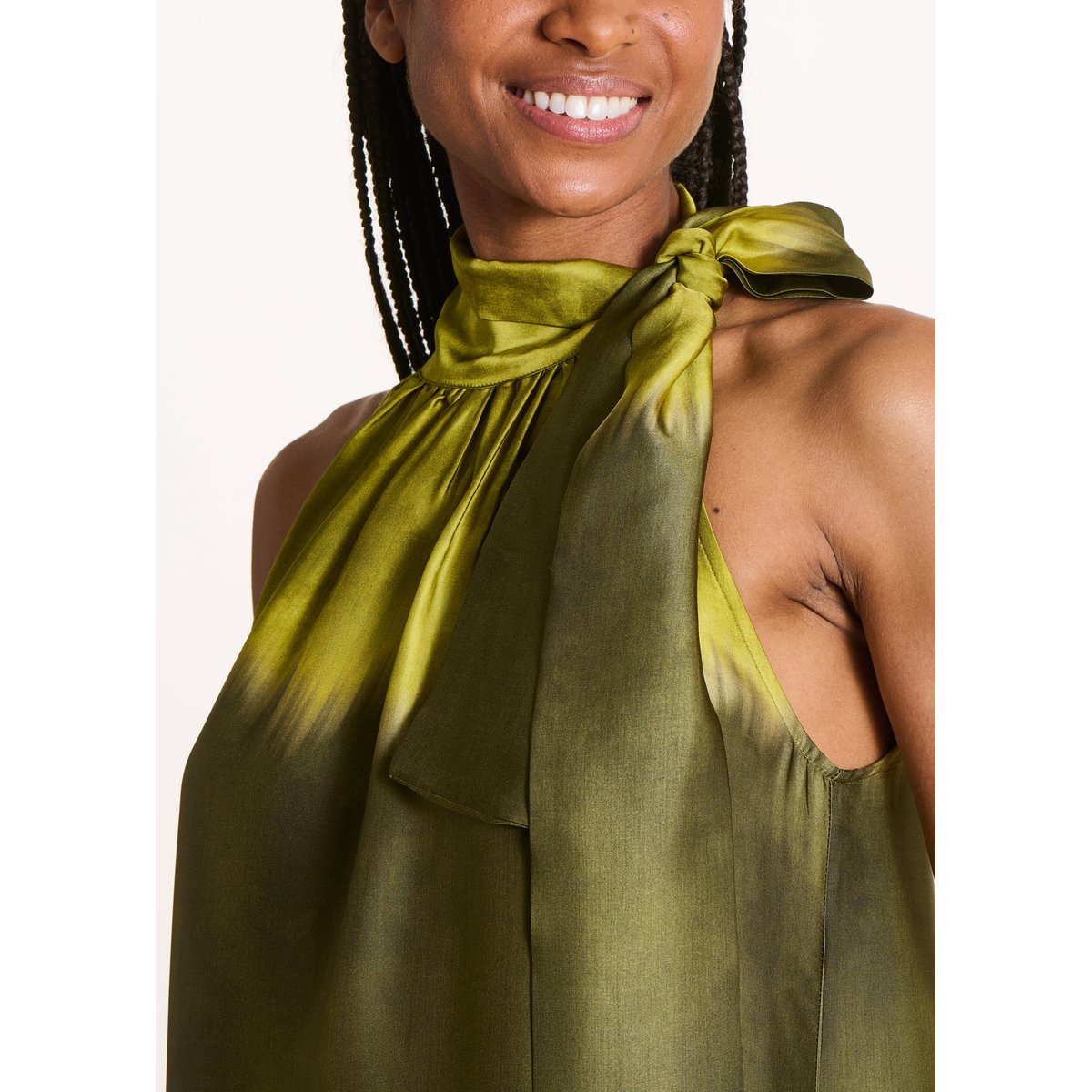 Robe longue fluide en satin à imprimé tie & dye vert feijoa, LA FEE MARABOUTEE