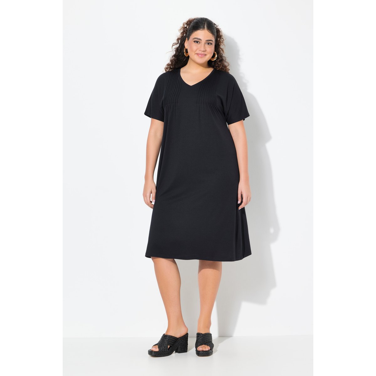 Robe en jersey à plis fantaisie. Col V et noir, ULLA POPKEN