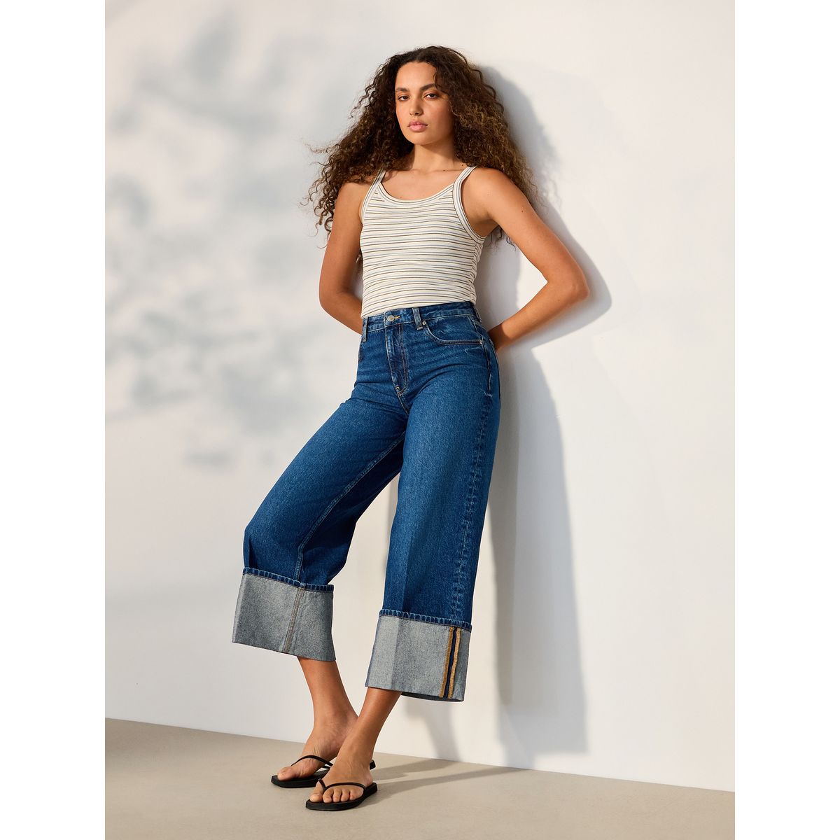 Jean court large avec ourlet retroussé bleu moyen, NEXT