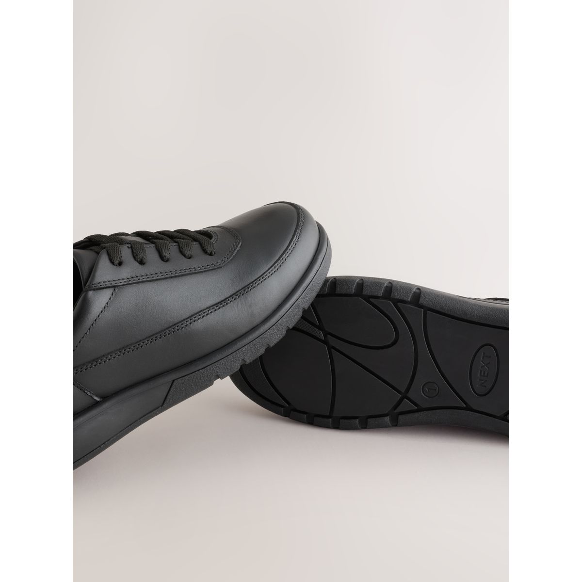 Chaussures d’école à lacets en cuir noir, NEXT