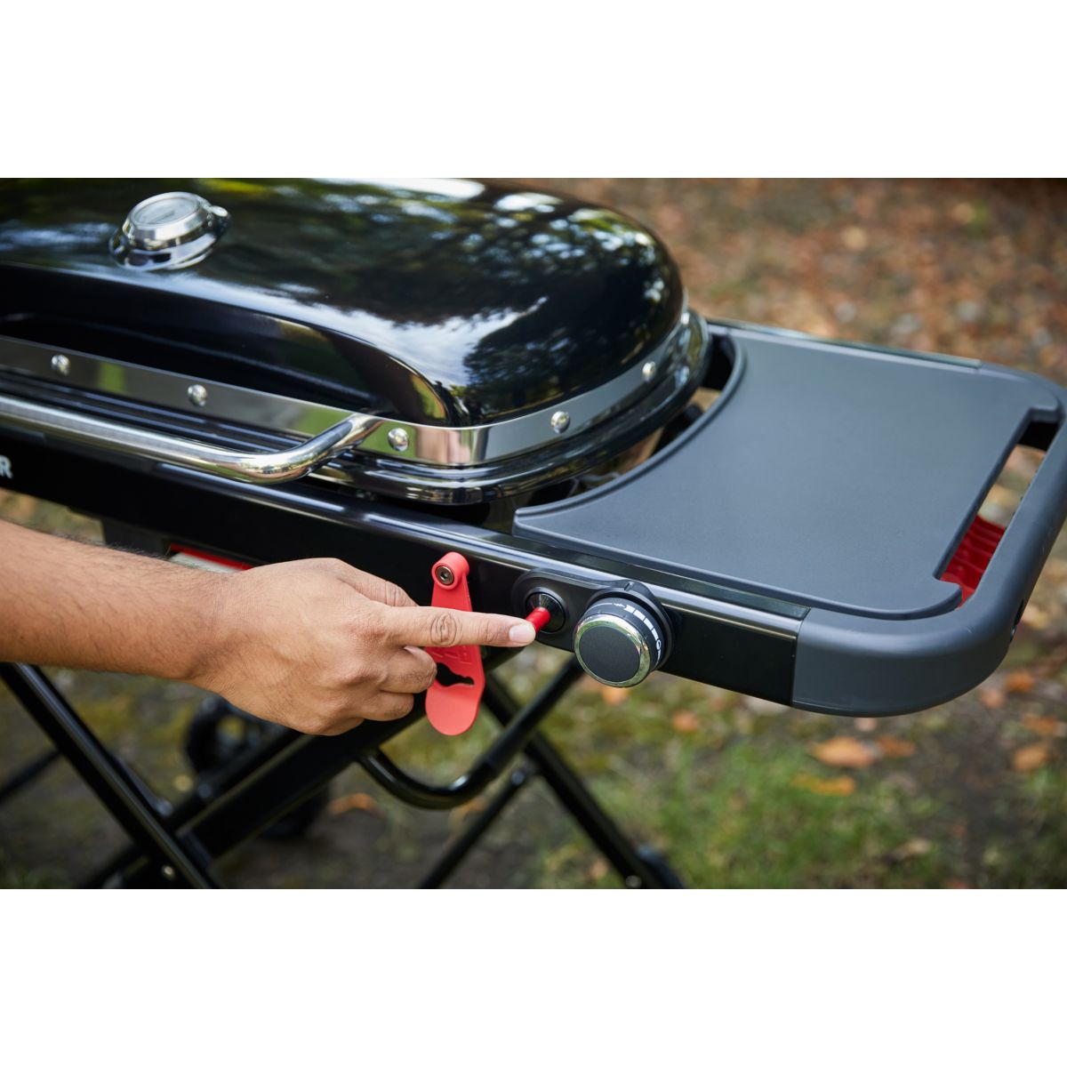 Barbecue gaz Gaz Traveler, sur chariot, 1 brûleur, surface de cuisson 63.5 x 34.3 cm couleur unique, WEBER