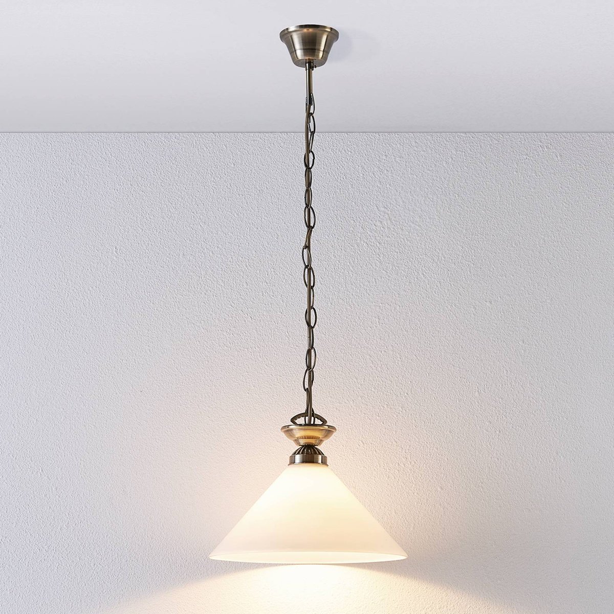 Suspension en verre antique, Otis blanc opale brillant, laiton vieilli, LINDBY