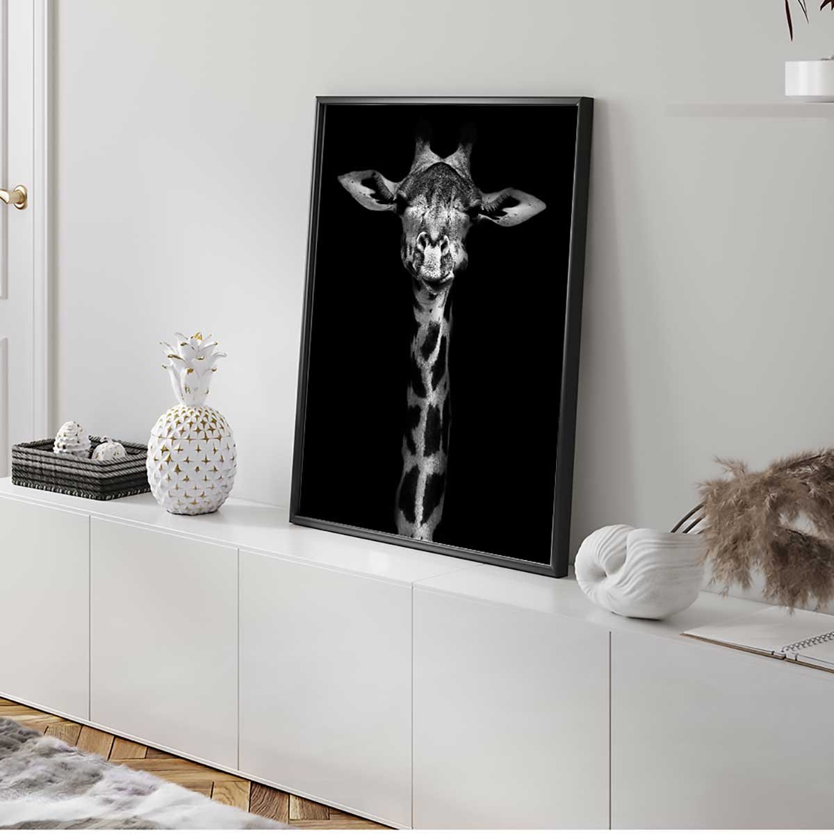 Affiche encadrée girafe en noir et blanc sur fond noir affiche + cadre en métal - noir, HEXOA