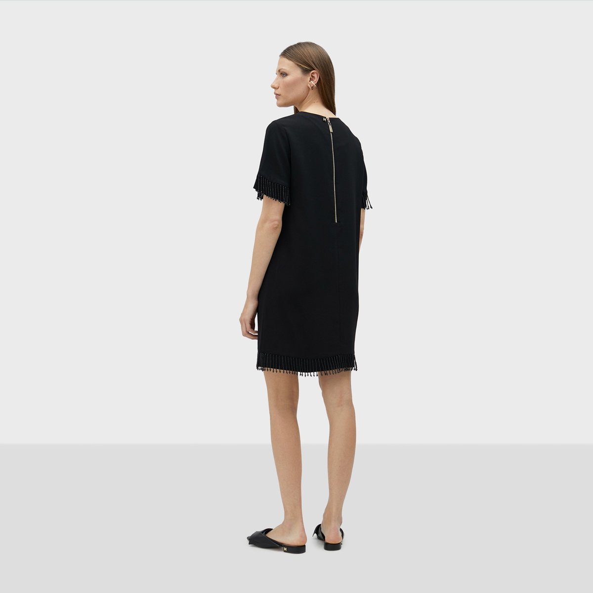 Robe courte avec franges en strass sur les manches et le bas noir, LOLA CASADEMUNT
