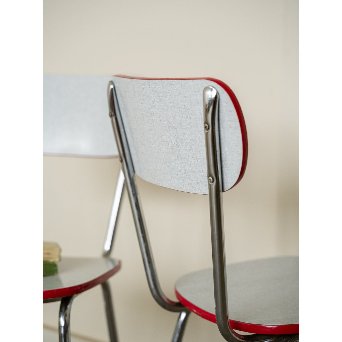 Paire de chaises en formica Alma N°1988 - Bon état gris, DEBONGOUT