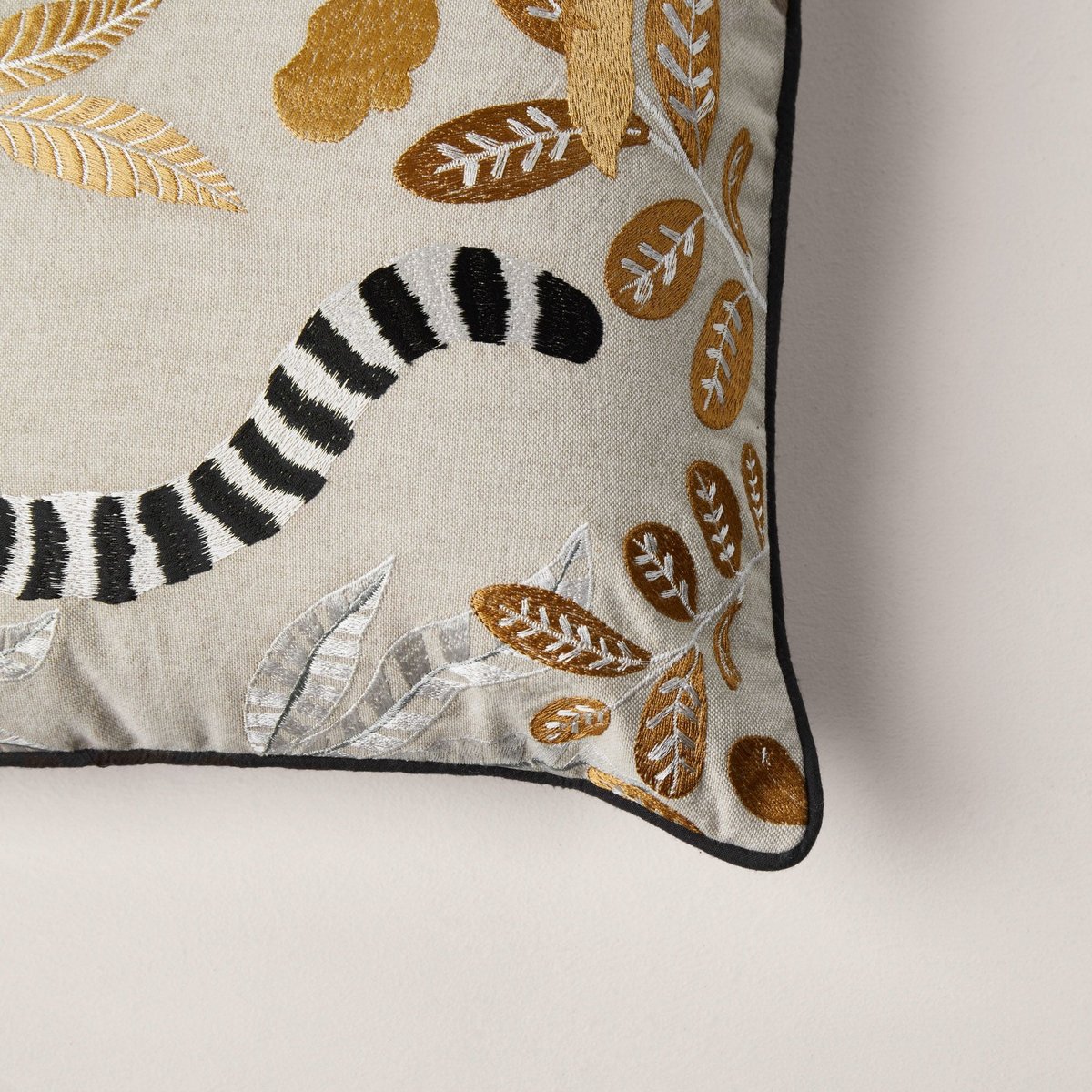 Housse De Coussin en Coton brodé, finition passepoil MADAGASCAR naturel et ocre, MADURA