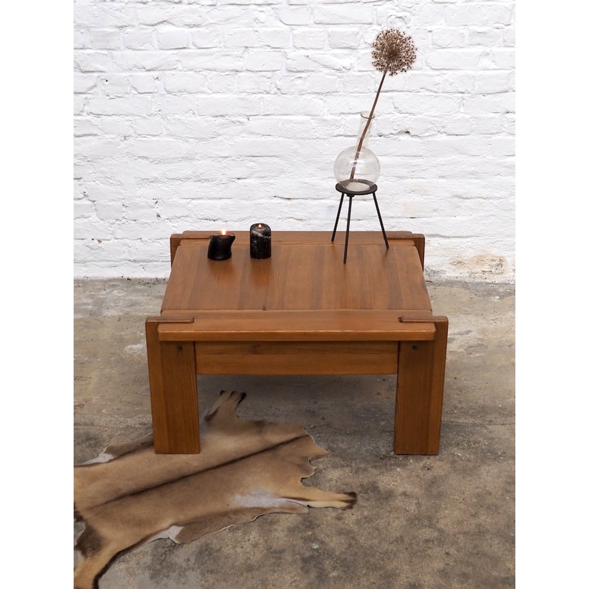 Table basse en pin Léonie N°441 - Bon état bois foncé, DEBONGOUT
