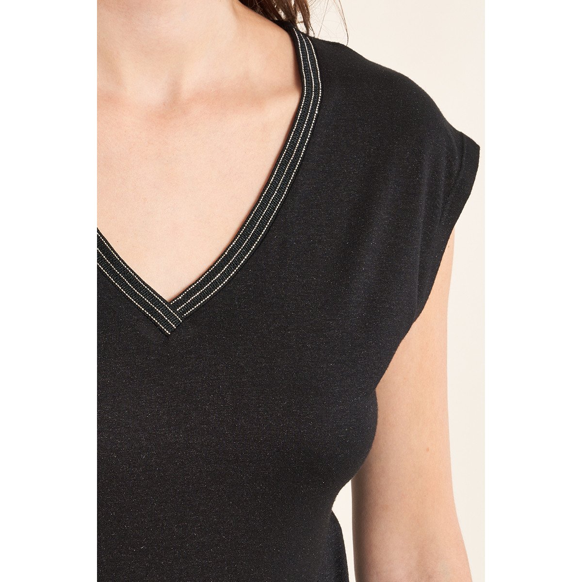T-shirt à col V, orné de strass noir, MOLLY BRACKEN