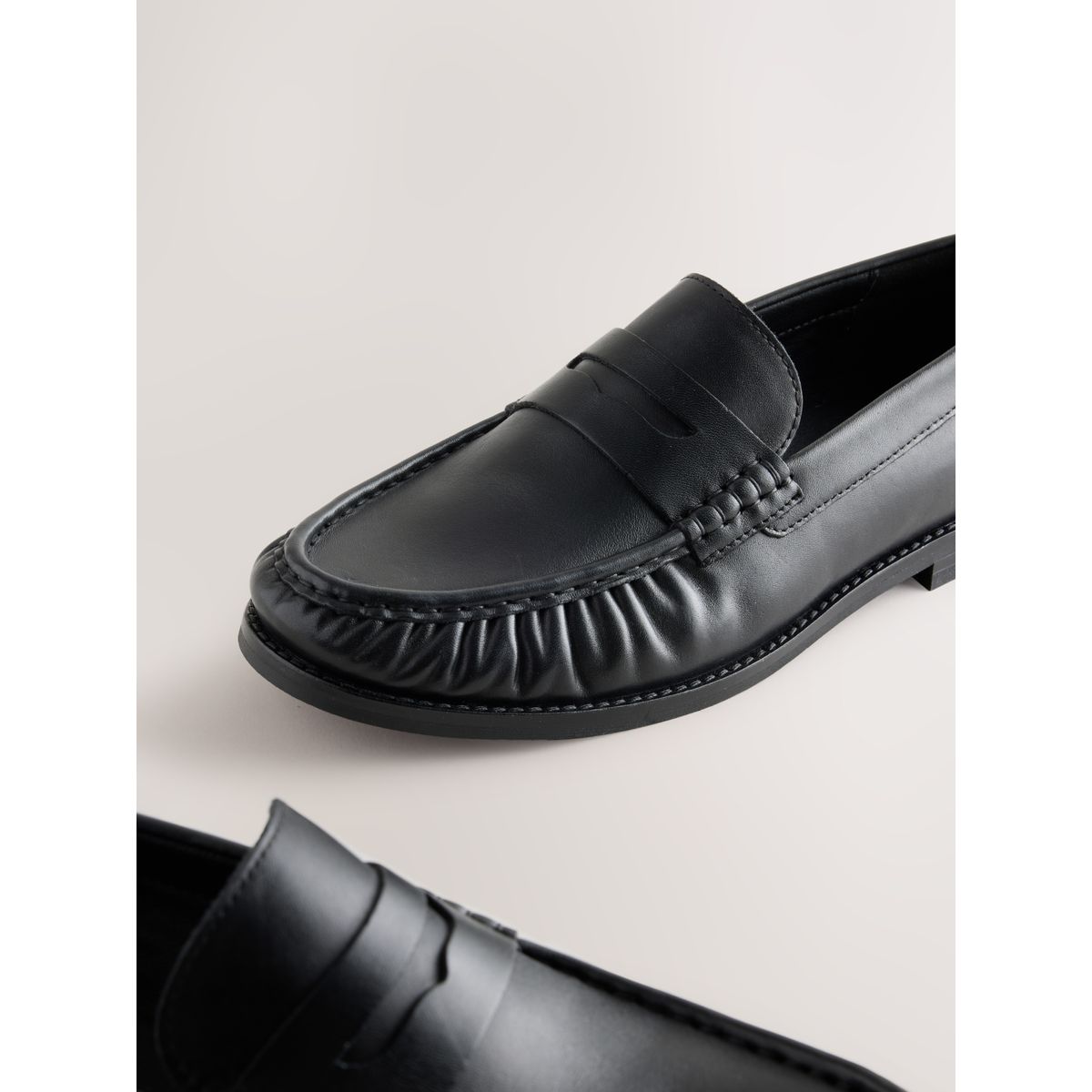 Mocassins ruchés en cuir noir, NEXT