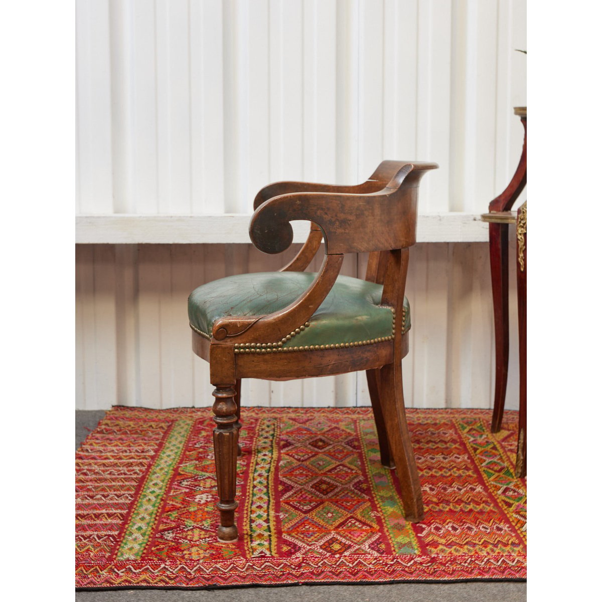 Fauteuil de bureau en cuir craquelé Ernest N°1078 - Bon état bois foncé, DEBONGOUT