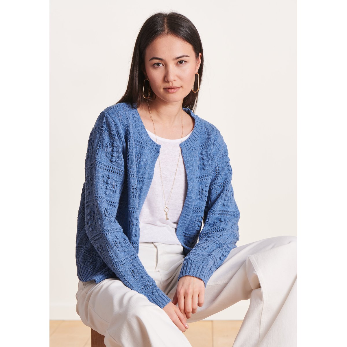 Gilet ouvert en maille crochet bleu denim, LA FEE MARABOUTEE