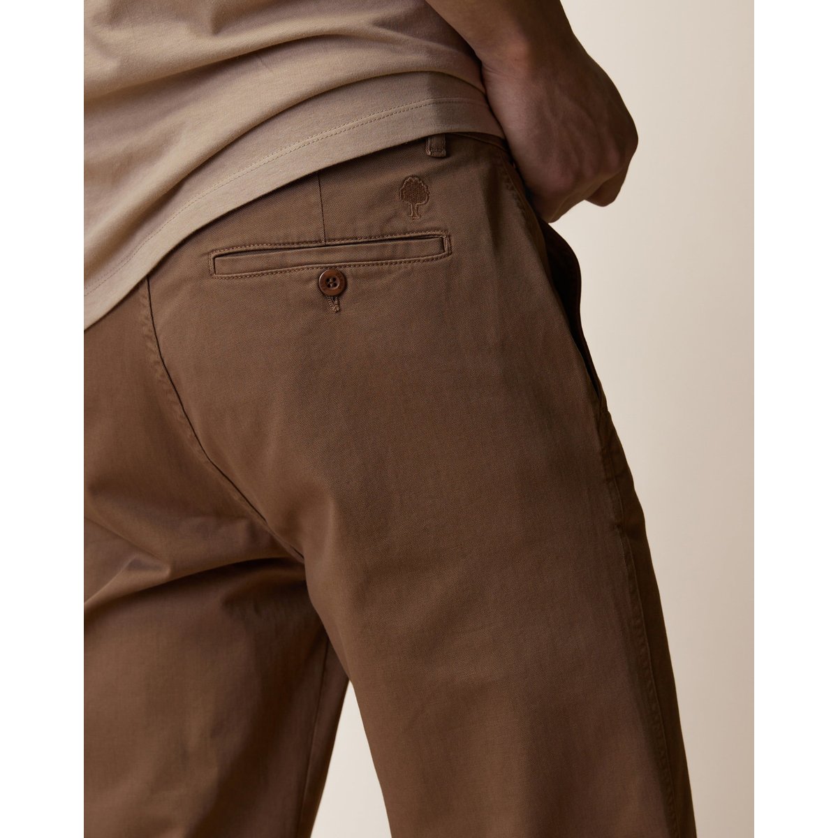 Chino en tissu sergé taupe, FAGUO