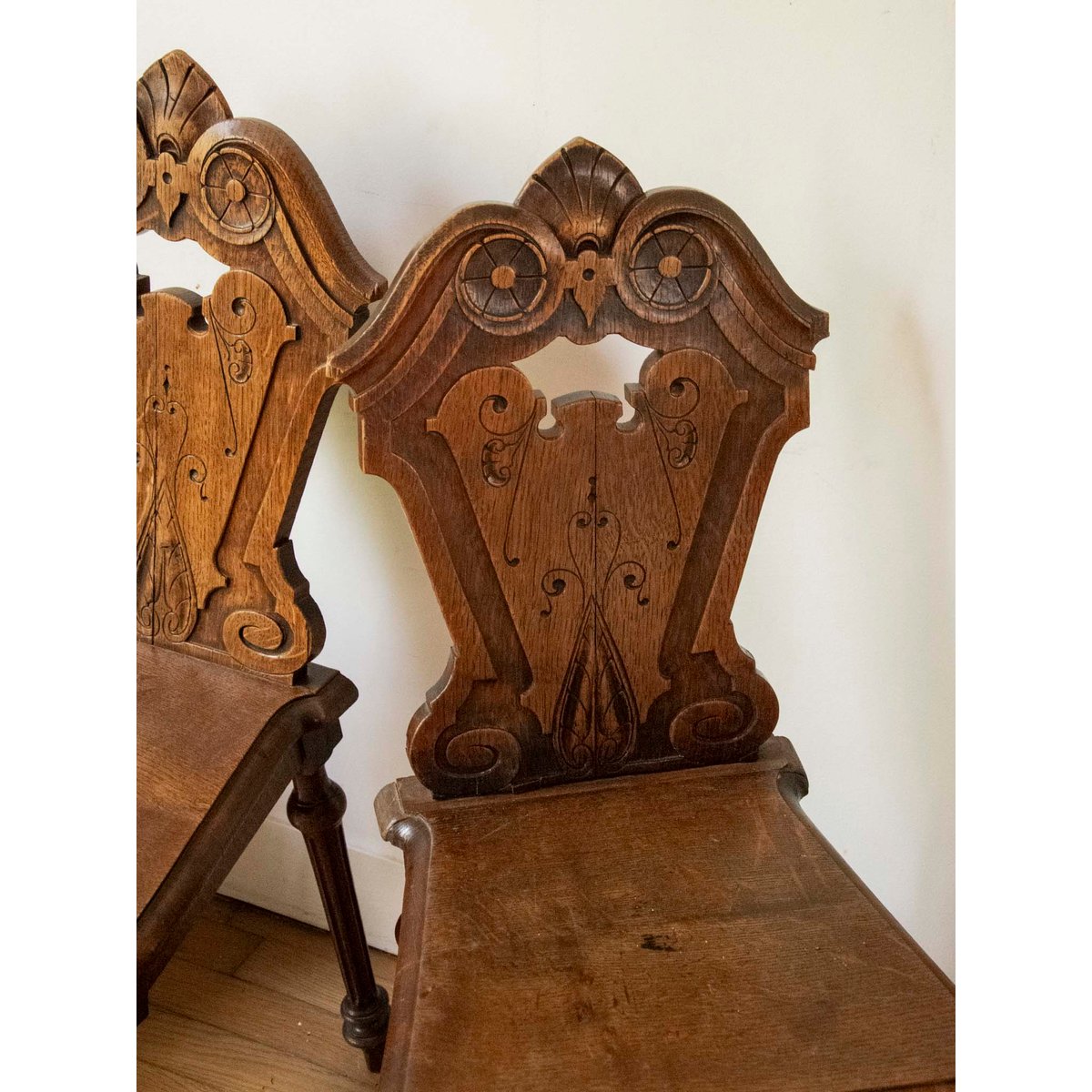 Paire de chaises au bois sculpté Claude N°1583 - Bon état bois foncé, DEBONGOUT