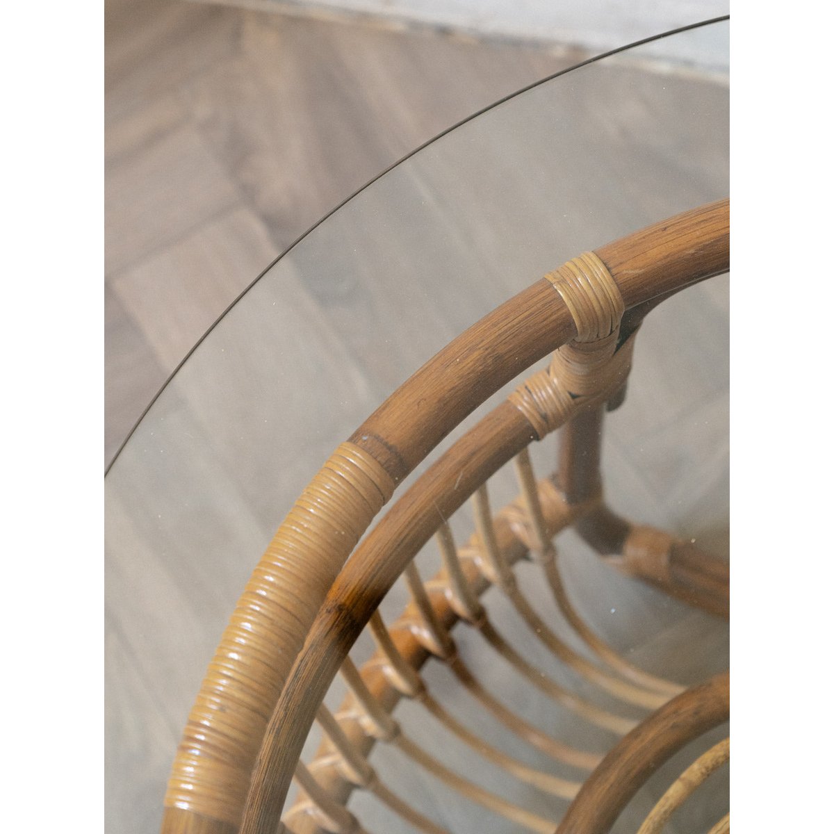 Table basse en rotin et en verre Léonie N°983 - Bon état bois foncé, DEBONGOUT