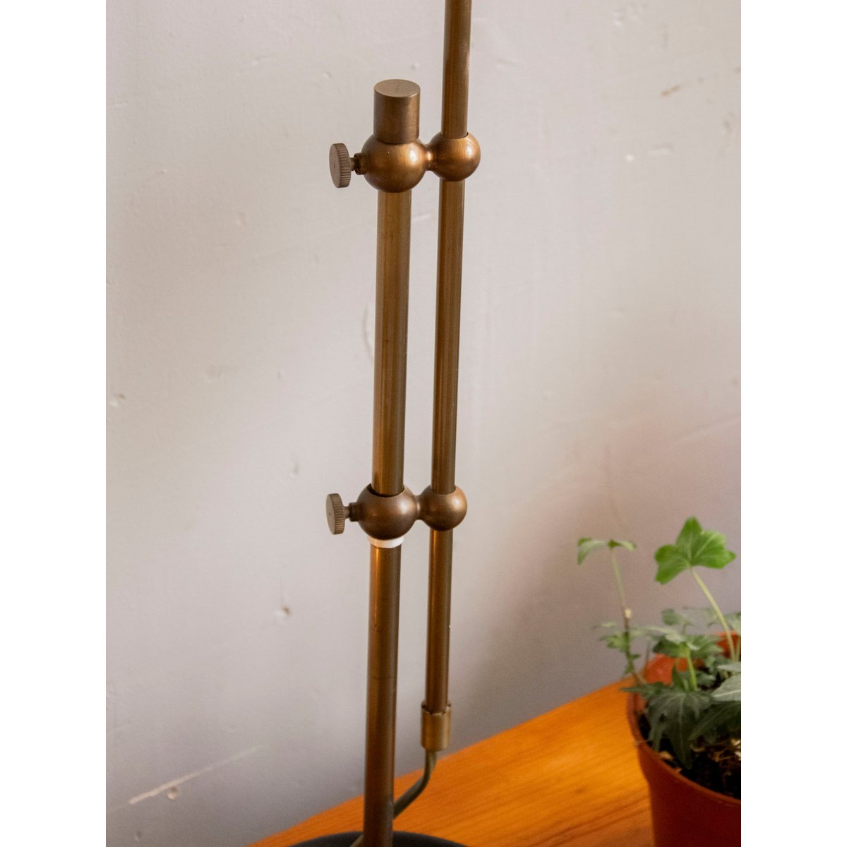 Lampe en fer forgé à la structure robuste Suzanne N°636 - Bon état métal, DEBONGOUT