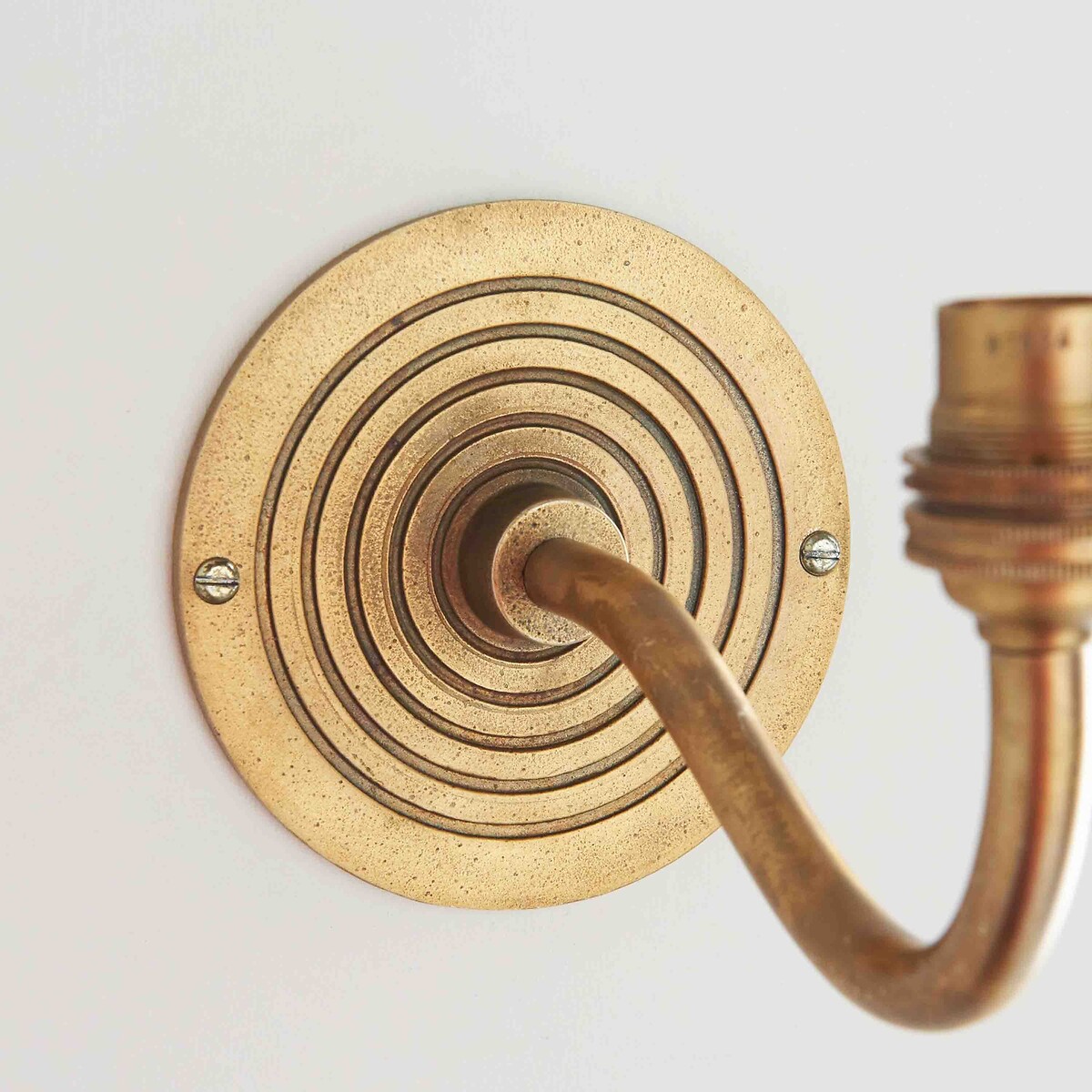 Ridge Curved Wall Light with Backing Plate brass, ÉDITÉ