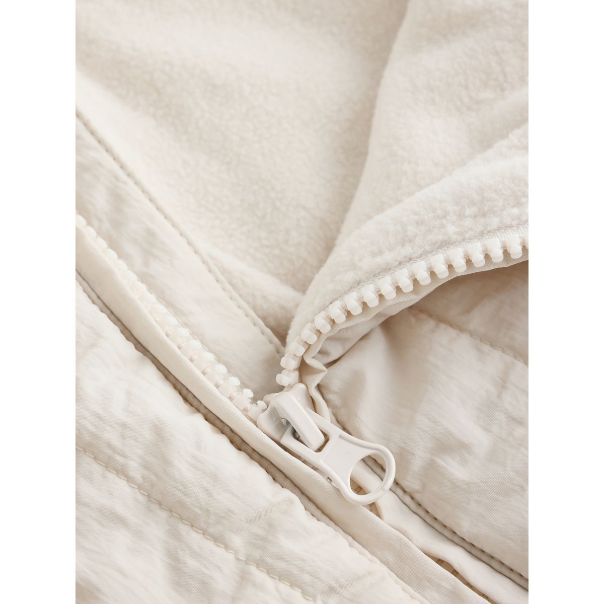 Combinaison bébé en nylon matelassé crème, NEXT