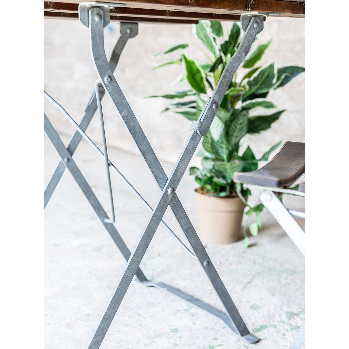 Table à manger pliable d'extérieur Romy N°1558 - Bon état bois foncé, DEBONGOUT