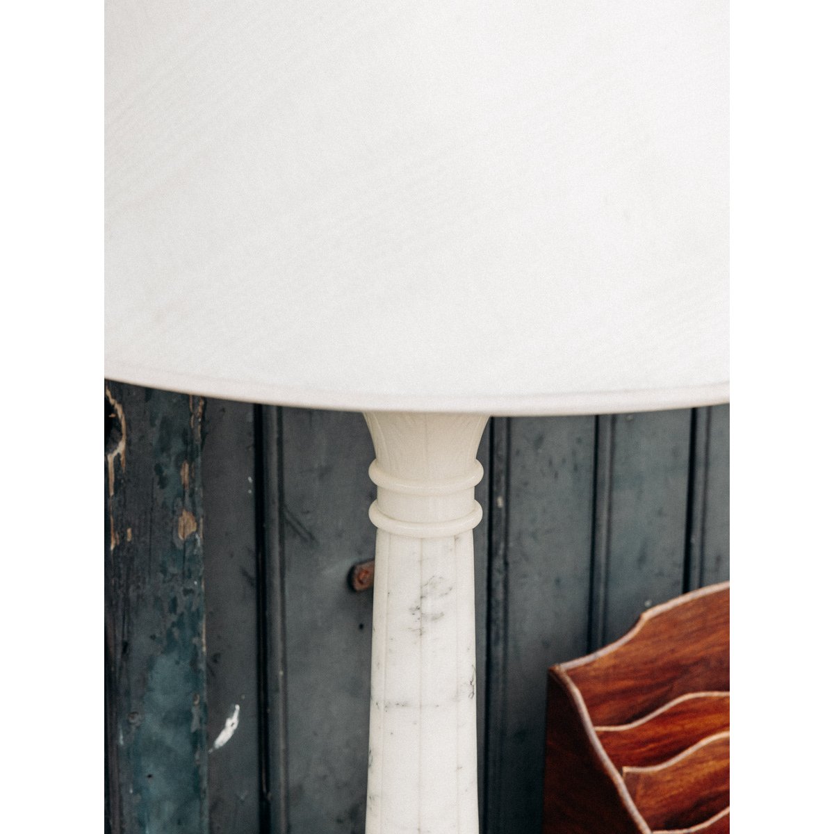 Lampe en albâtre et à l'abat-jour satiné Suzanne N°580 - Bon état beige, DEBONGOUT