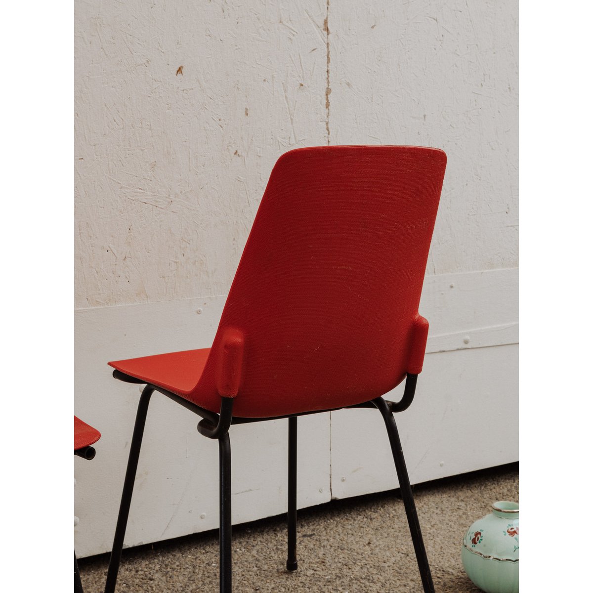 Paire de chaises rouges Alma N°1616 - Bon état noir, DEBONGOUT
