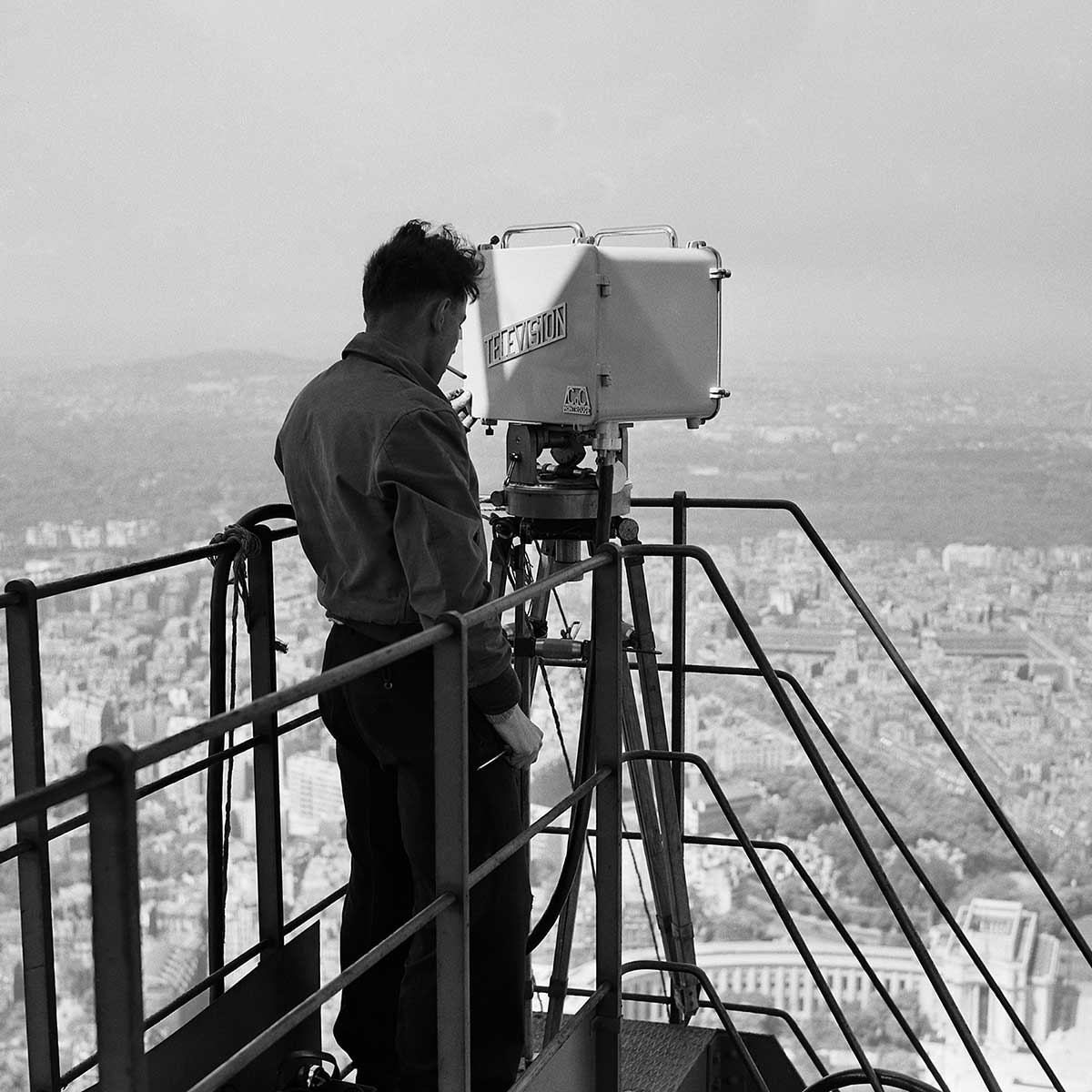 Tableau Photo ancienne La Tour eiffel ,1950 tableau alu dibond, HEXOA