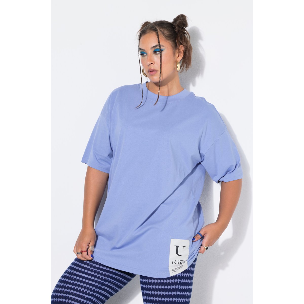 T-shirt oversize. Manches courtes. Patch bleu clair, STUDIO UNTOLD
