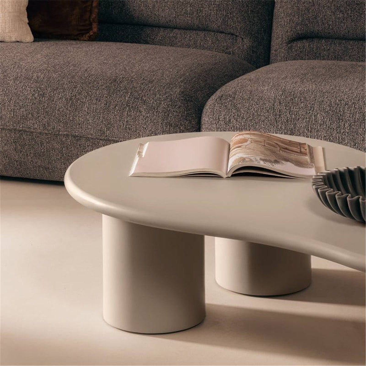 Table basse NADINI aux formes arrondies beige foncé mat, RECOLLECTION