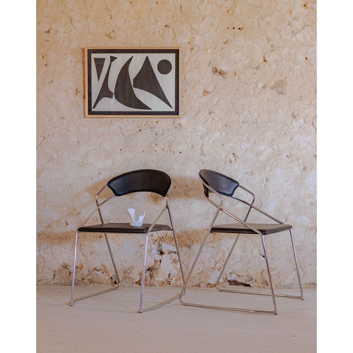 Paire de chaises en cuir noir Alma N°1432 - Bon état noir, DEBONGOUT