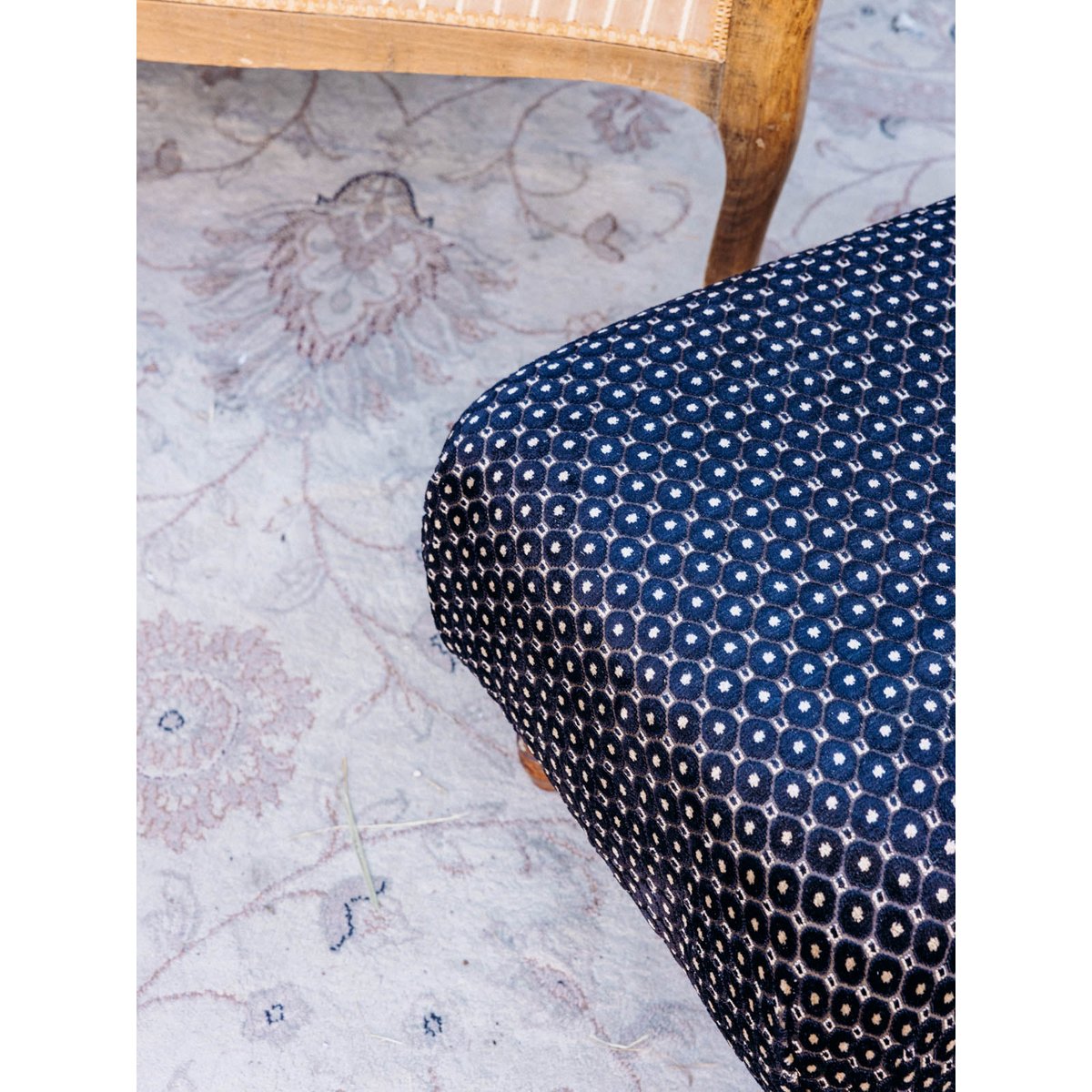 Pouf retapissé en tissu noir à motifs Jean-Philippe N°100 - Bon état noir, DEBONGOUT