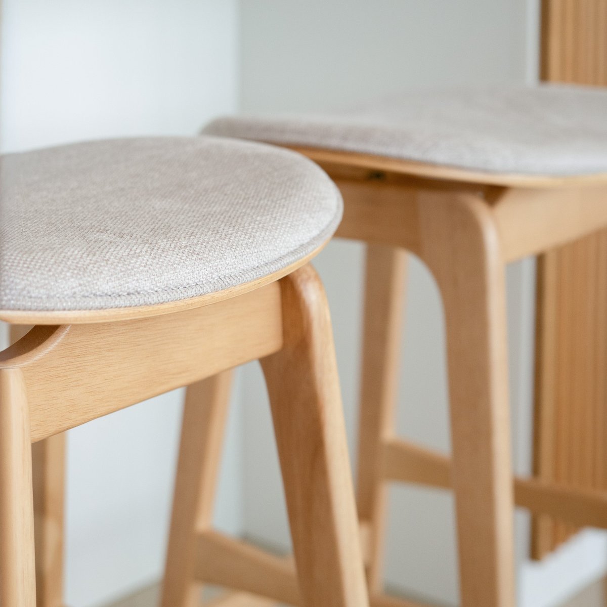 Lot de 2 tabourets pour îlot central 65,5 cm en bois et tissu - JUDE beige, MAISON PAVANE