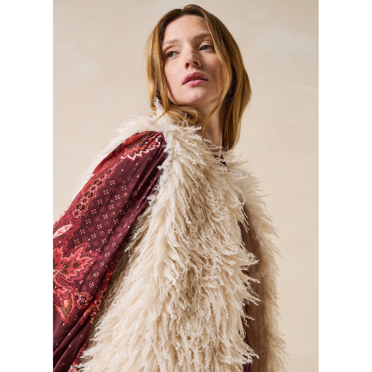 Veste courte en imitation fourrure sans manches ecru, LA FEE MARABOUTEE