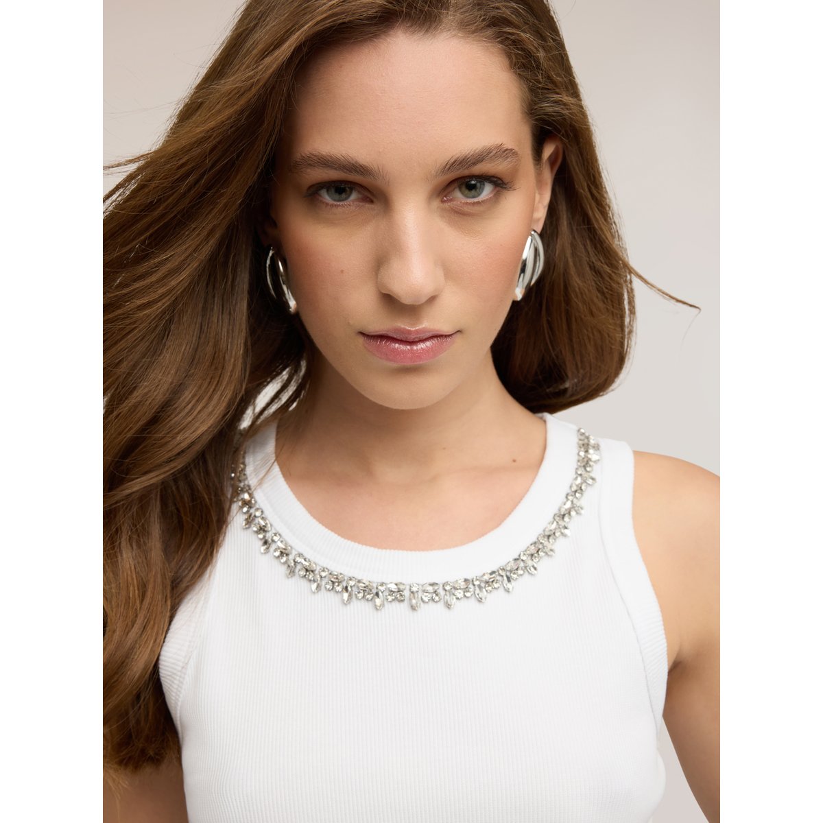 Top avec strass sur l'encolure blanc, MOTIVI