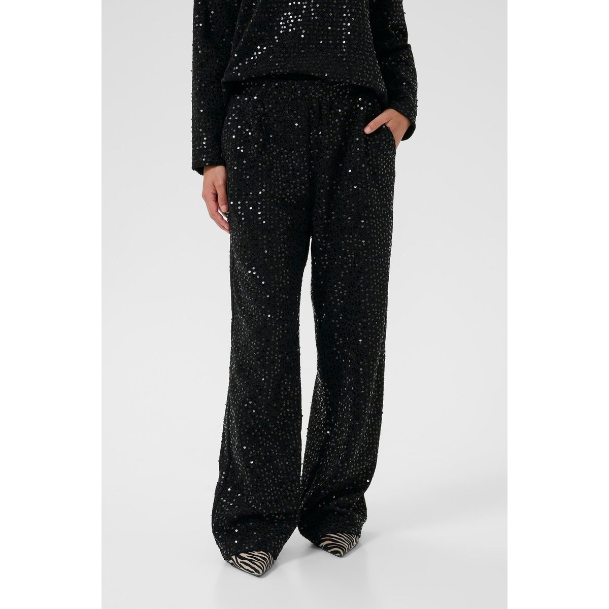 Pantalon casual noir, CULTURE