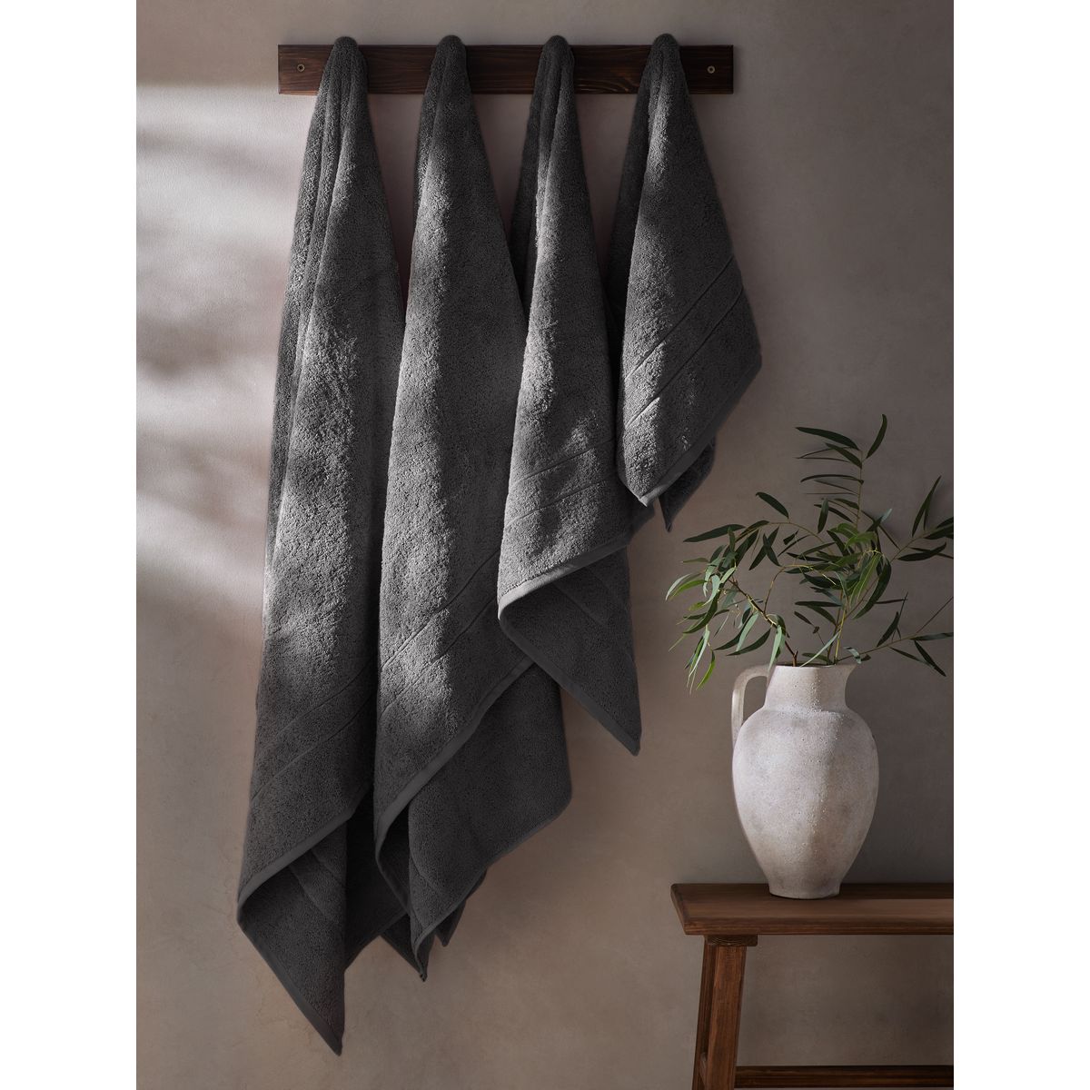 Serviette épaisse de luxe en coton égyptien gris anthracite, NEXT