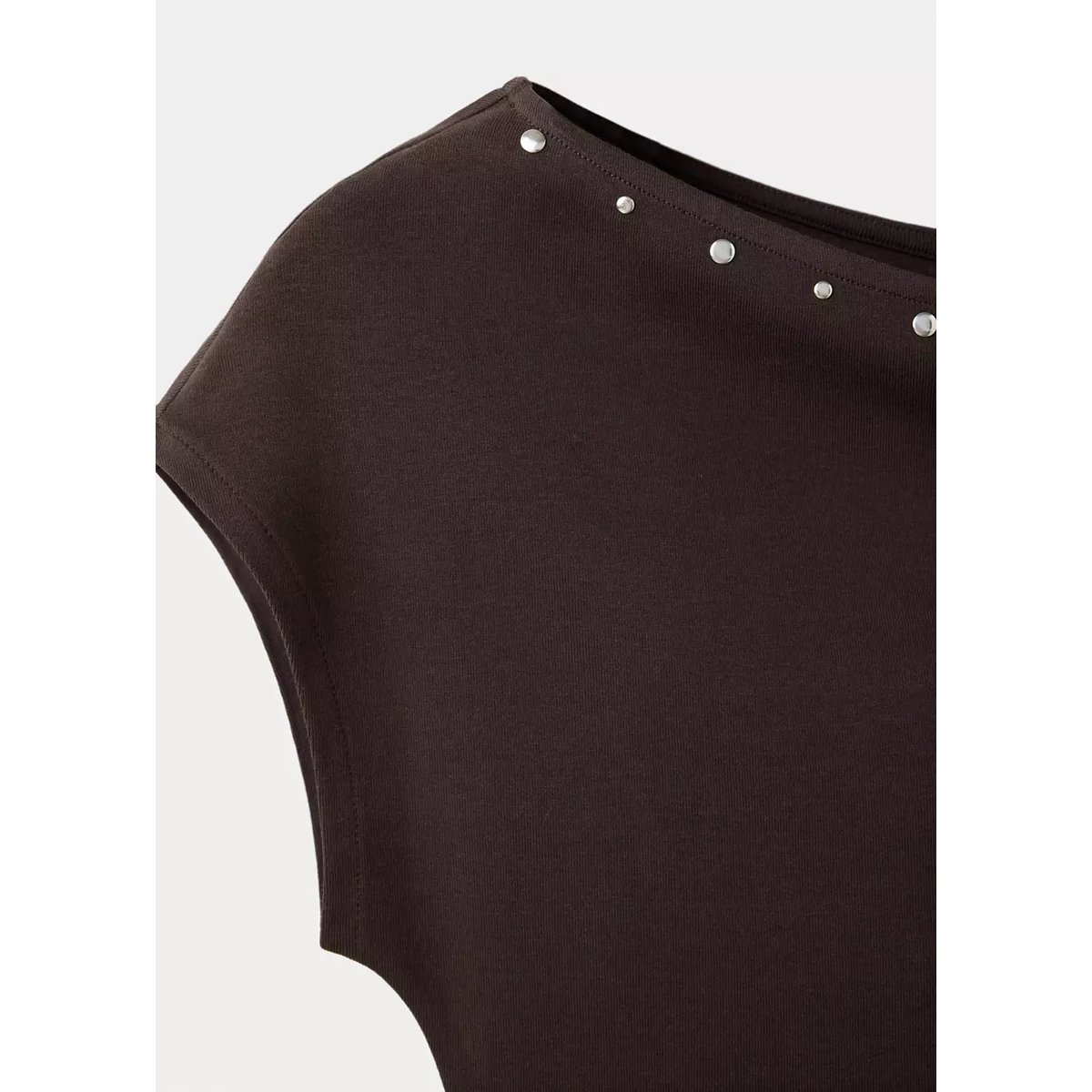 T-shirt asymétrique à clous marron, MANGO