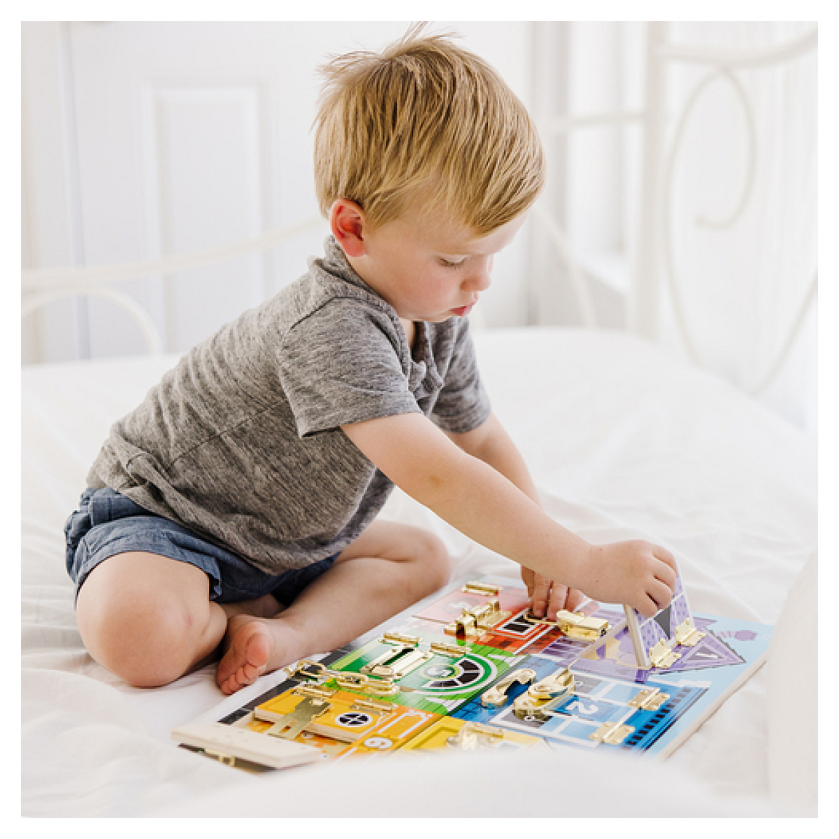 Melissa and Doug Planche d activites avec loquets couleur unique, SPINMASTER