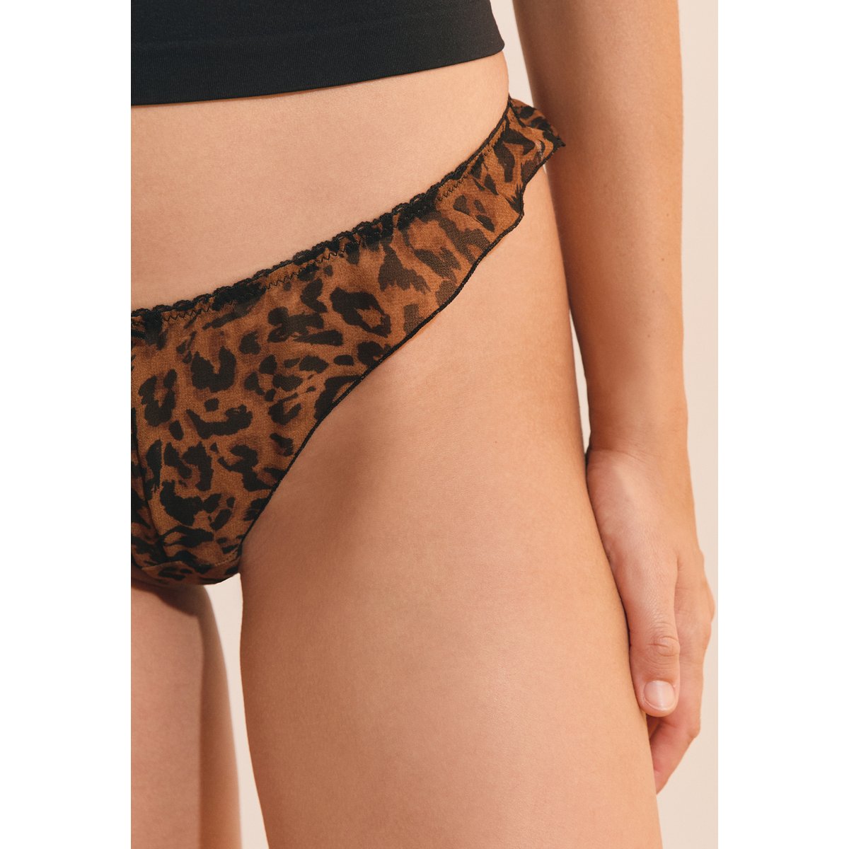 Tanga à motifs VOLANTEE CHIFF imp fd marron, ETAM