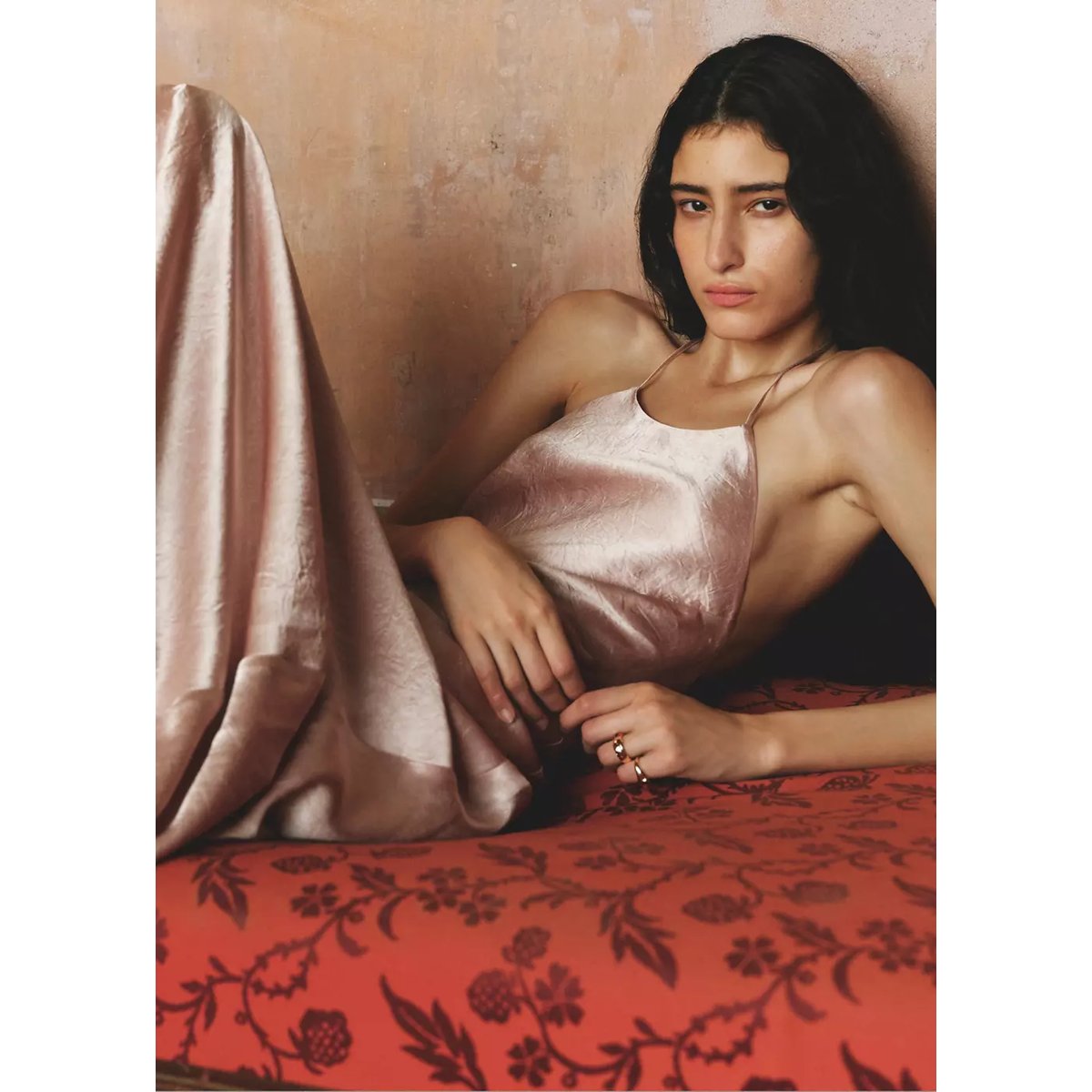 Robe dos nu satinée effet froissé rose, MANGO