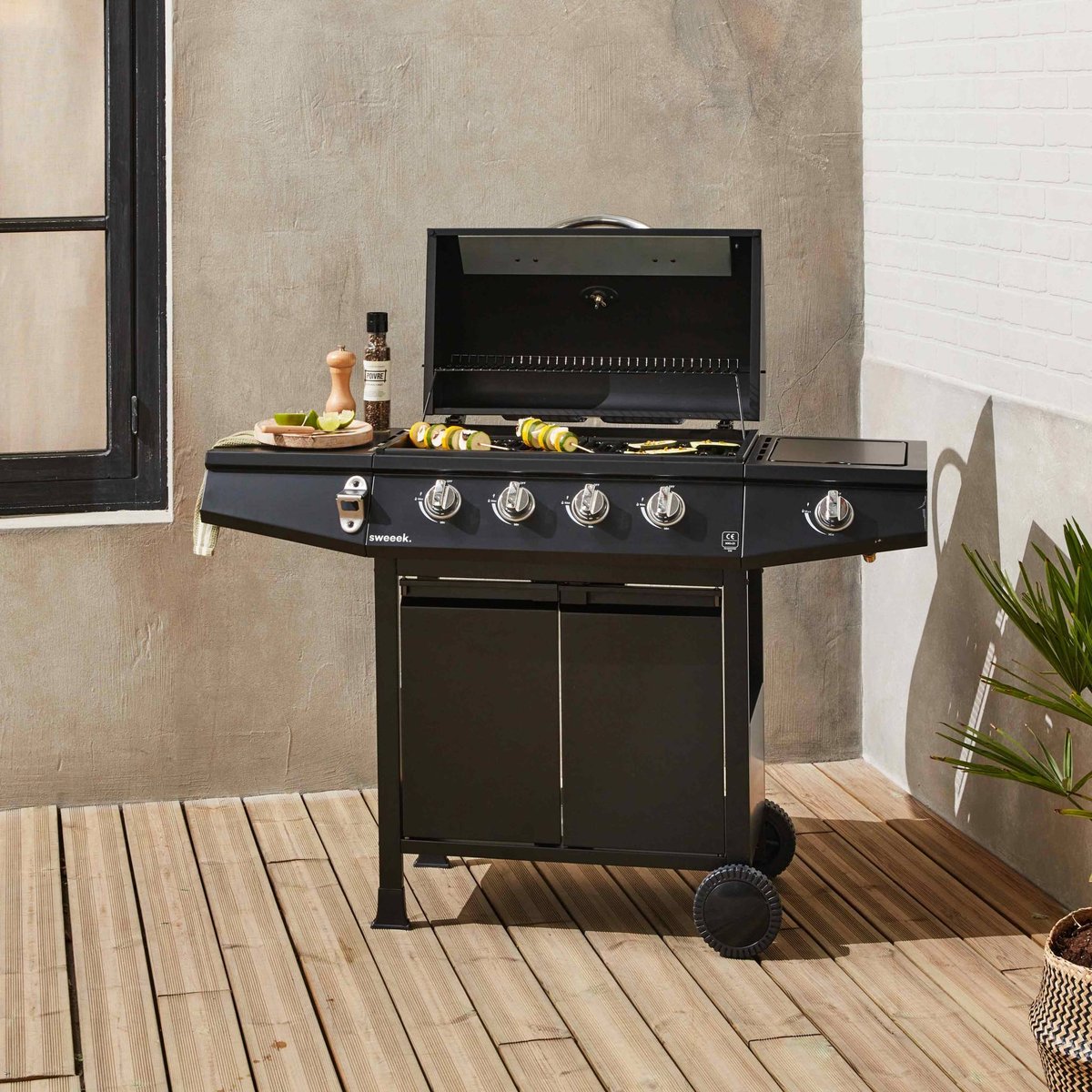 Barbecue gaz 4 brûleurs + 1 feu latéral avec roues, tablettes, thermomètre et housse TREVILLE 4 AVEC HOUSSE noir, SWEEEK