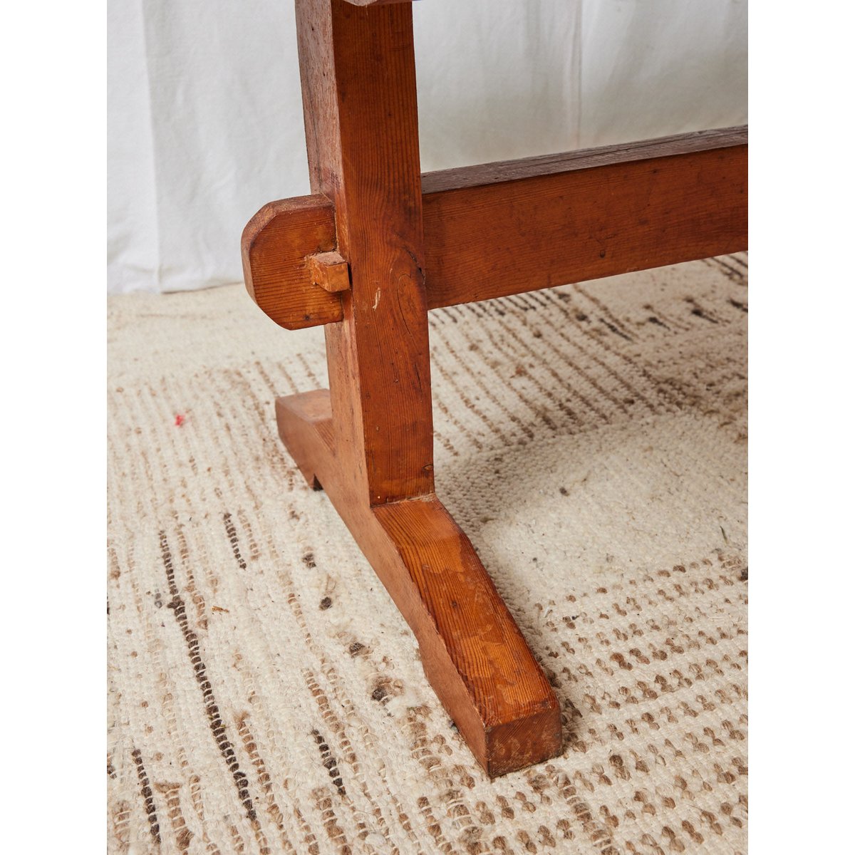 Table basse brutaliste en bois  Léonie N°449 - Bon état bois foncé, DEBONGOUT