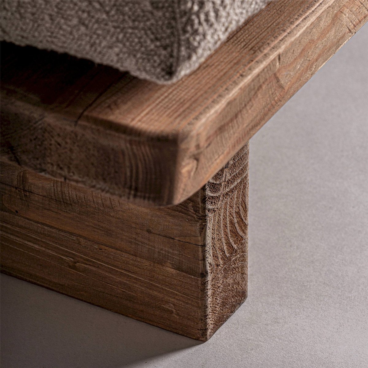 Fauteuil contemporain en bois de pin et tissu marron bois naturel et beige doux, RECOLLECTION