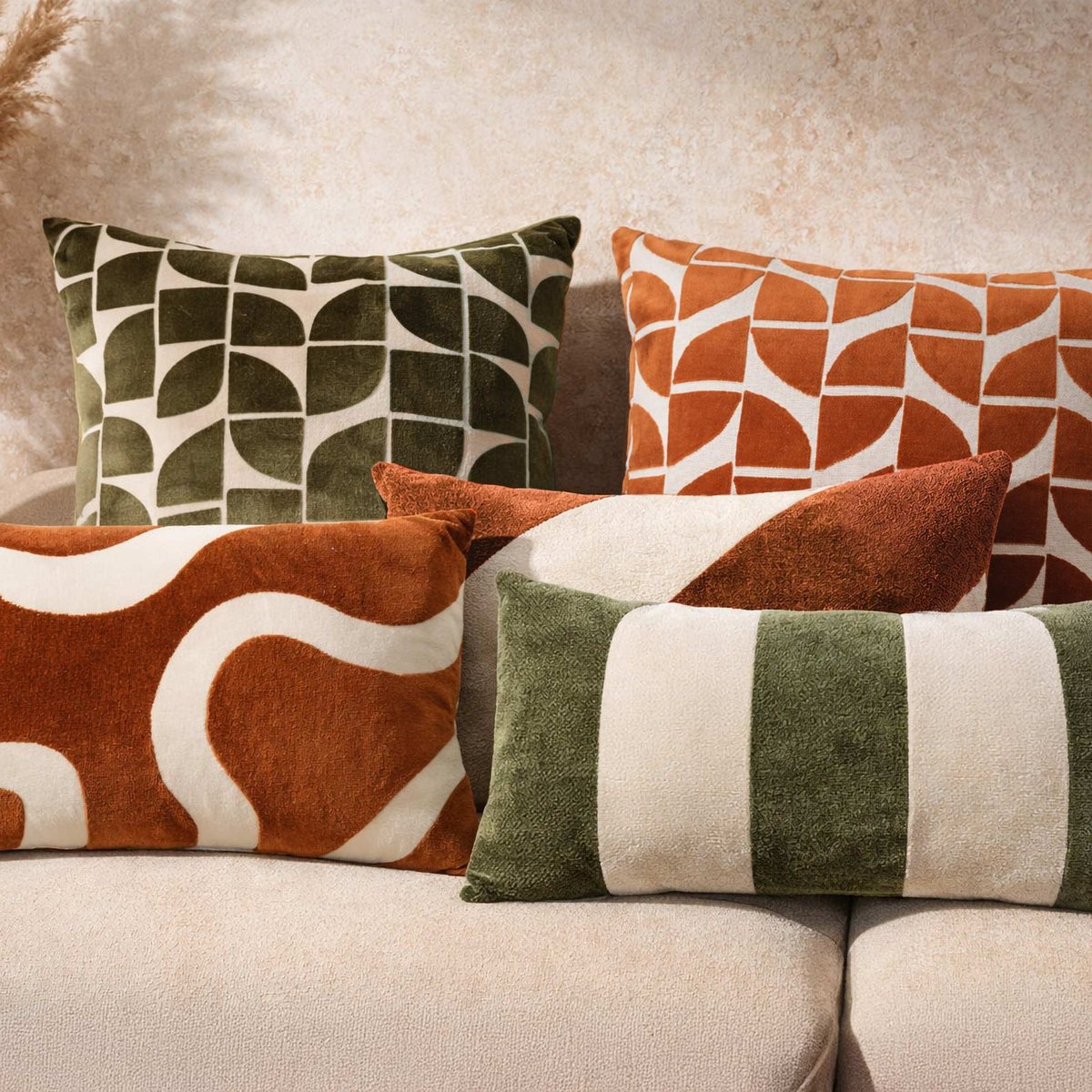 Coussin décoratif carré en velours dévoré à motif géométrique orange, DOUCEUR D'INTÉRIEUR